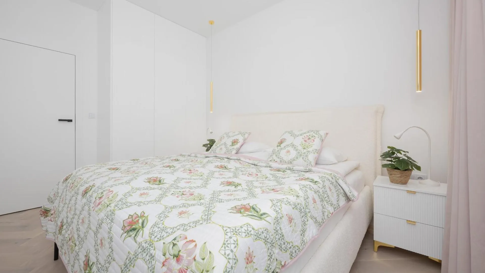 Lux Grzybowska Apartments With Parking By Renters Prestige Warsaw Poland